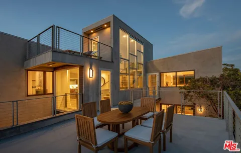 $4,100,000 | 3218 Maplewood Avenue, Los Angeles, CA 90066