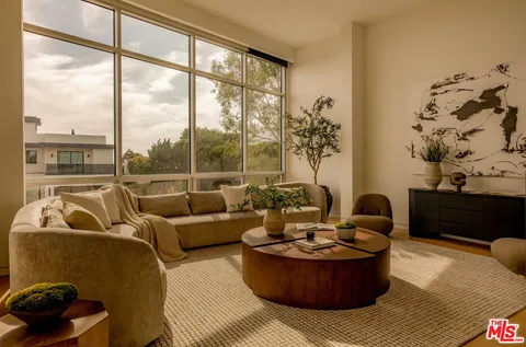 $4,100,000 | 3218 Maplewood Avenue, Los Angeles, CA 90066