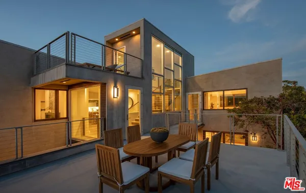 $4,100,000 | 3218 Maplewood Avenue, Los Angeles, CA 90066