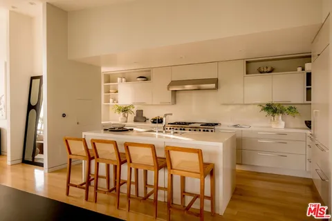 $4,100,000 | 3218 Maplewood Avenue, Los Angeles, CA 90066