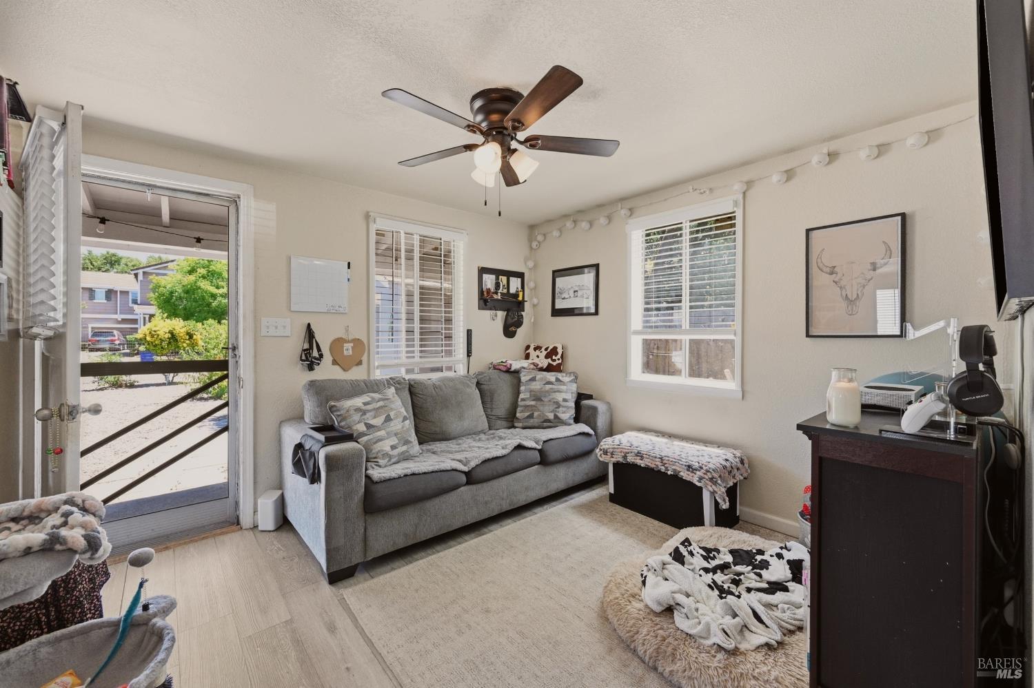 52 Mallard Court Napa, CA 94559 - Photo 5 of 55 Living room