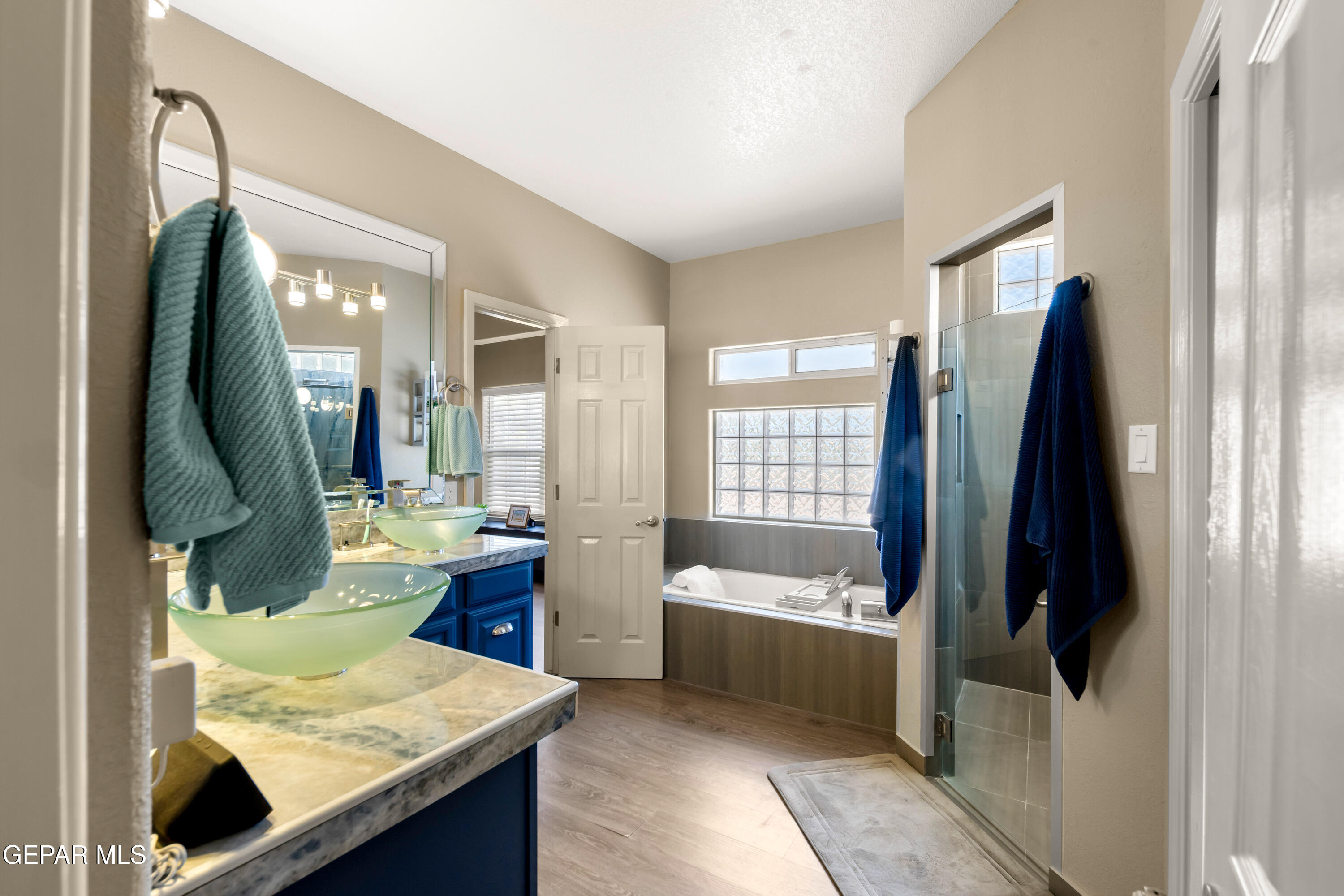 6705 Pearl Ridge Drive El Paso, TX 79912 - Photo 28 of 58 a bathroom with a tub sink and a mirror