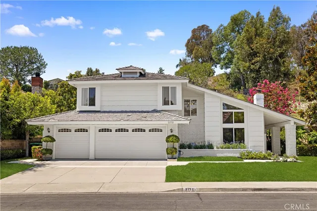 a view of a house with a backyard
