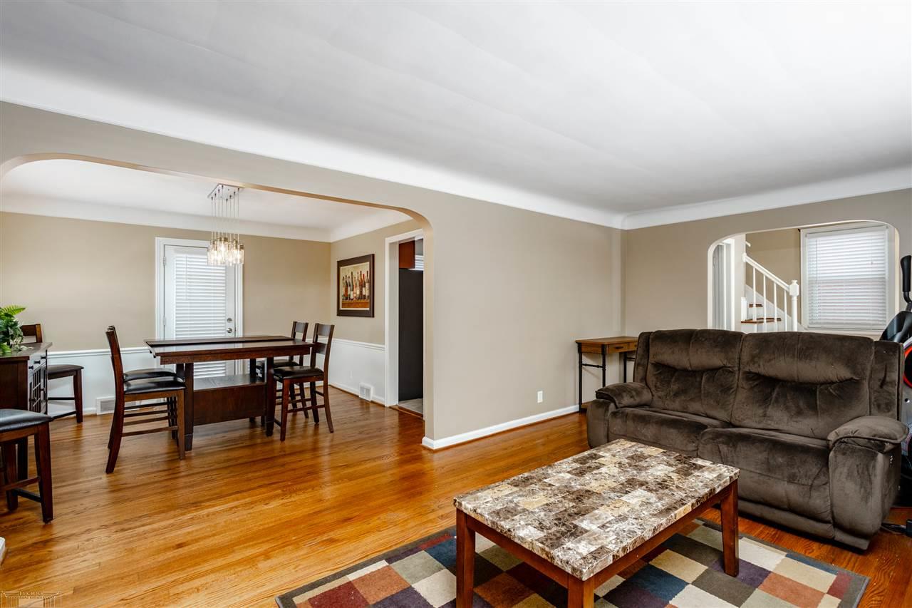 1379 Fairholme Road Grosse Pointe, MI 48236 - Photo 8 of 36 50033399-7.JPG