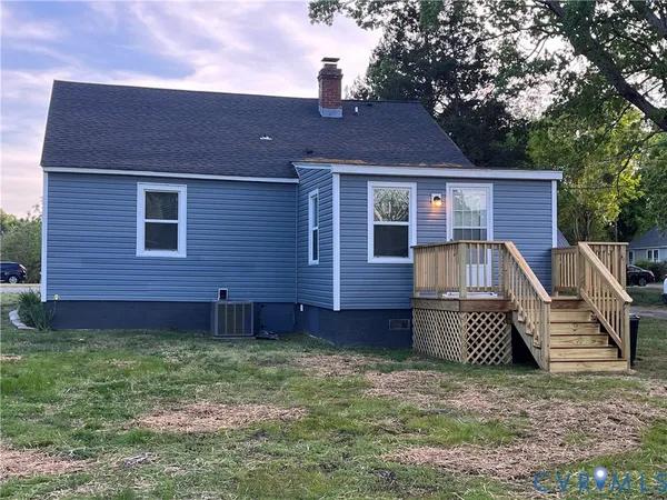 a view of a house with a backyard