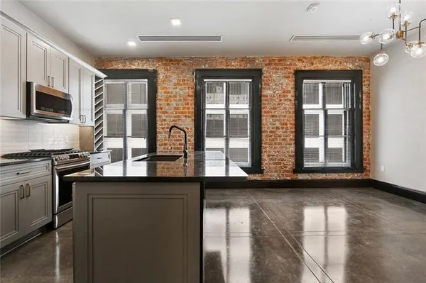 $2,500 | 419 Carondelet Street, Unit 403, New Orleans, LA 70139