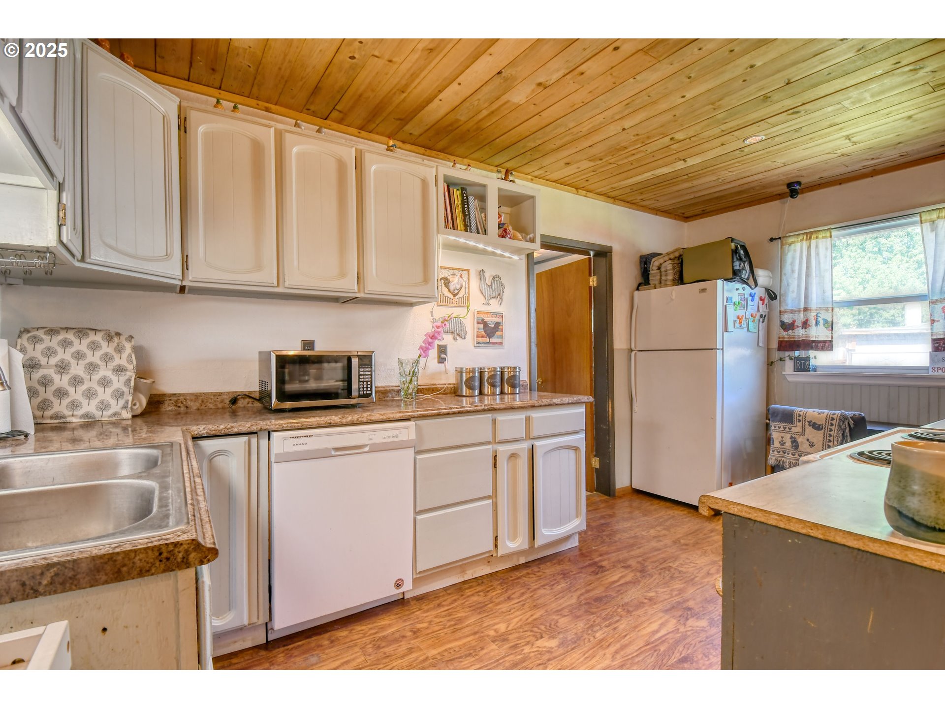 559 Southwest Cedar Street Pilot Rock, OR 97868 - Photo 15 of 42 a kitchen with granite countertop a refrigerator stove and sink