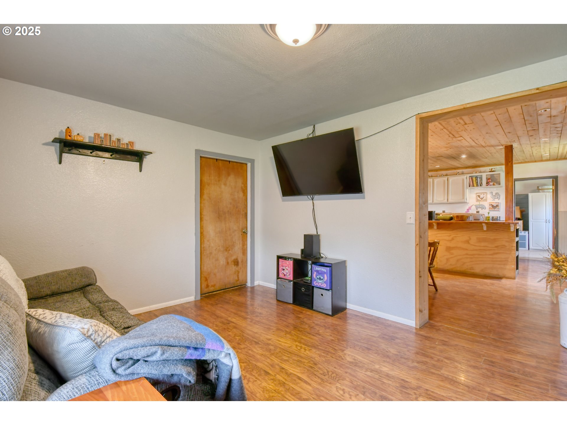 559 Southwest Cedar Street Pilot Rock, OR 97868 - Photo 20 of 42 a living room with furniture and a flat screen tv