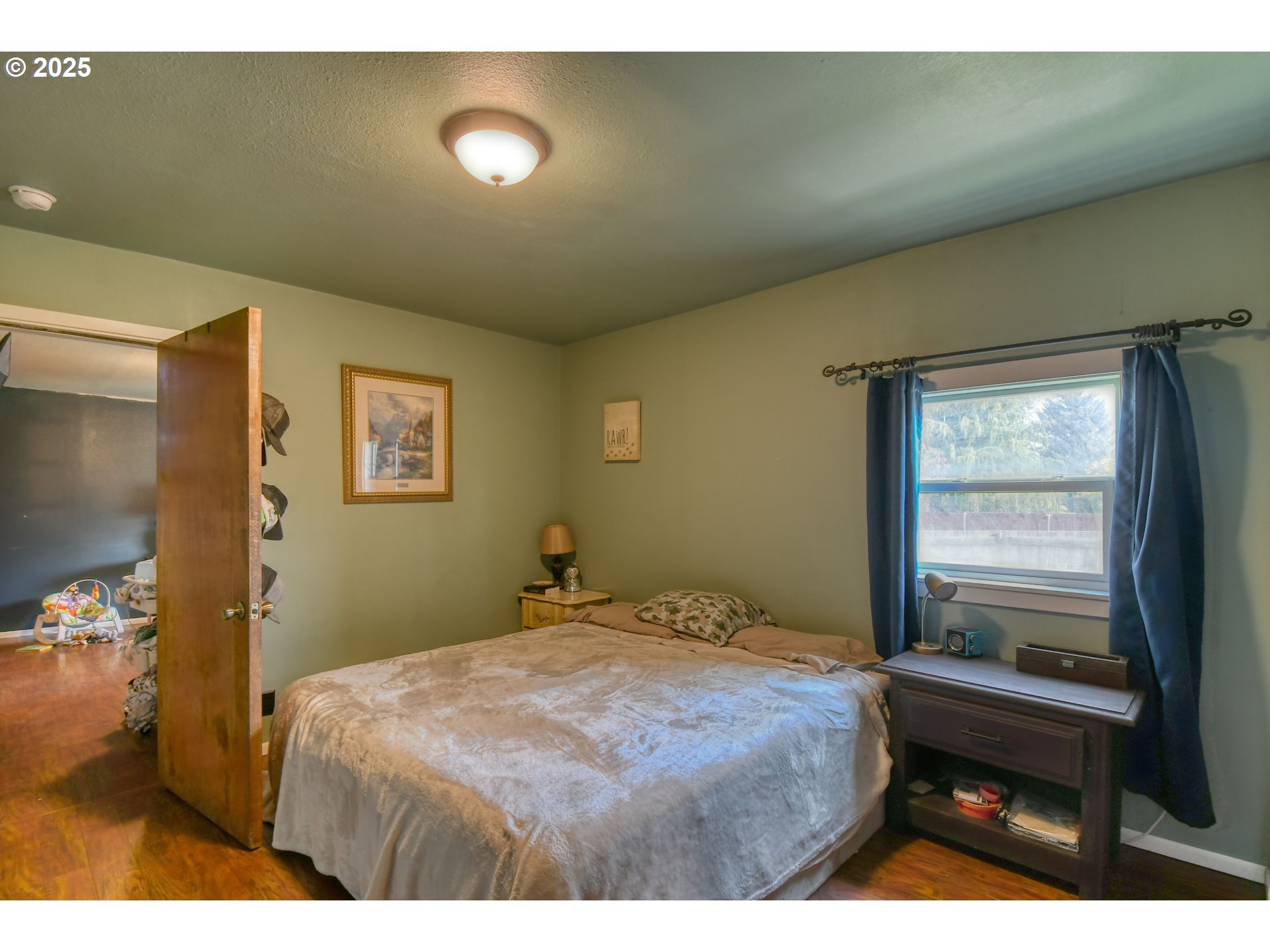 559 Southwest Cedar Street Pilot Rock, OR 97868 - Photo 23 of 42 a bedroom with a bed and a window