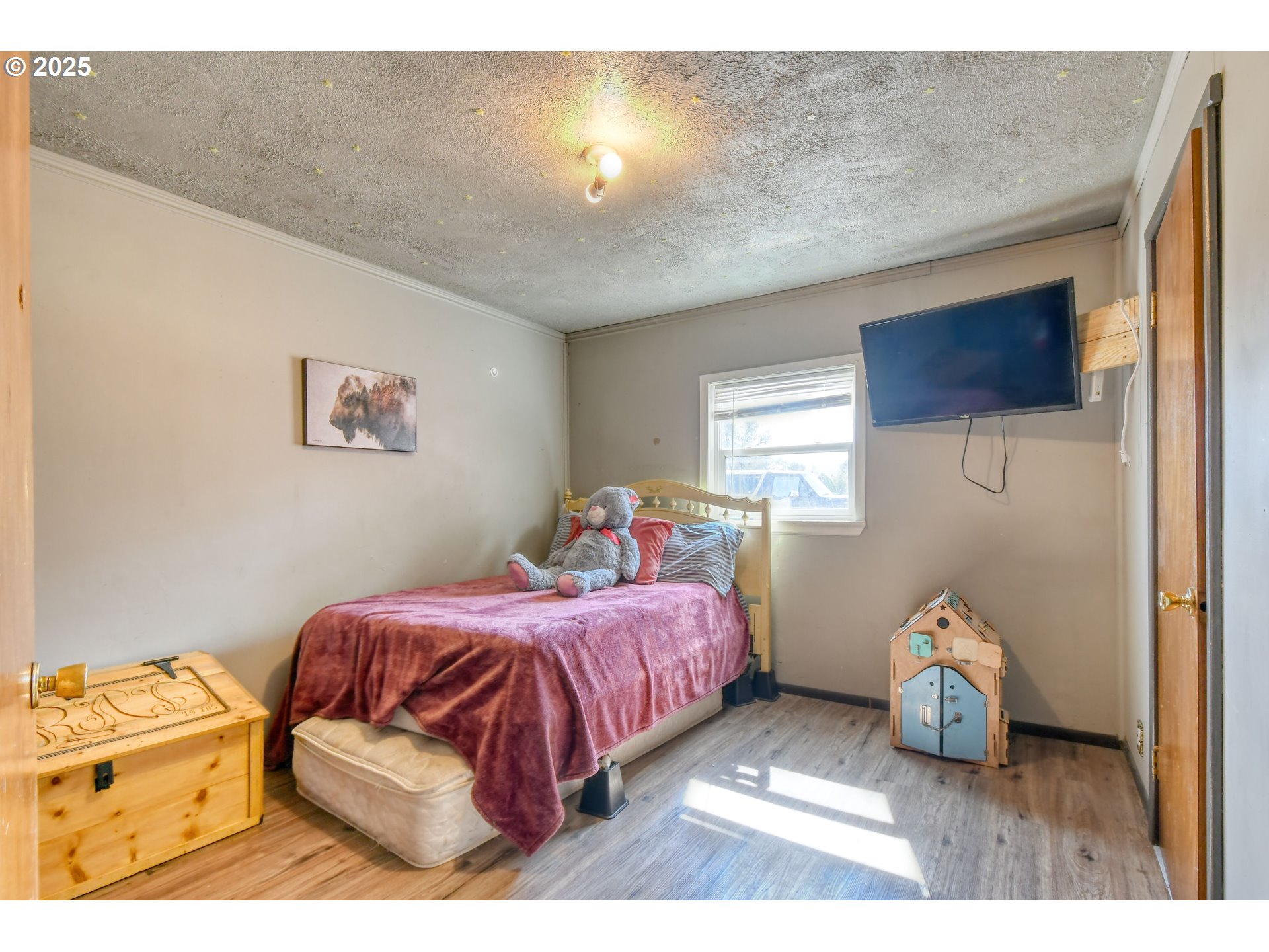 559 Southwest Cedar Street Pilot Rock, OR 97868 - Photo 25 of 42 a bedroom with a bed and a window