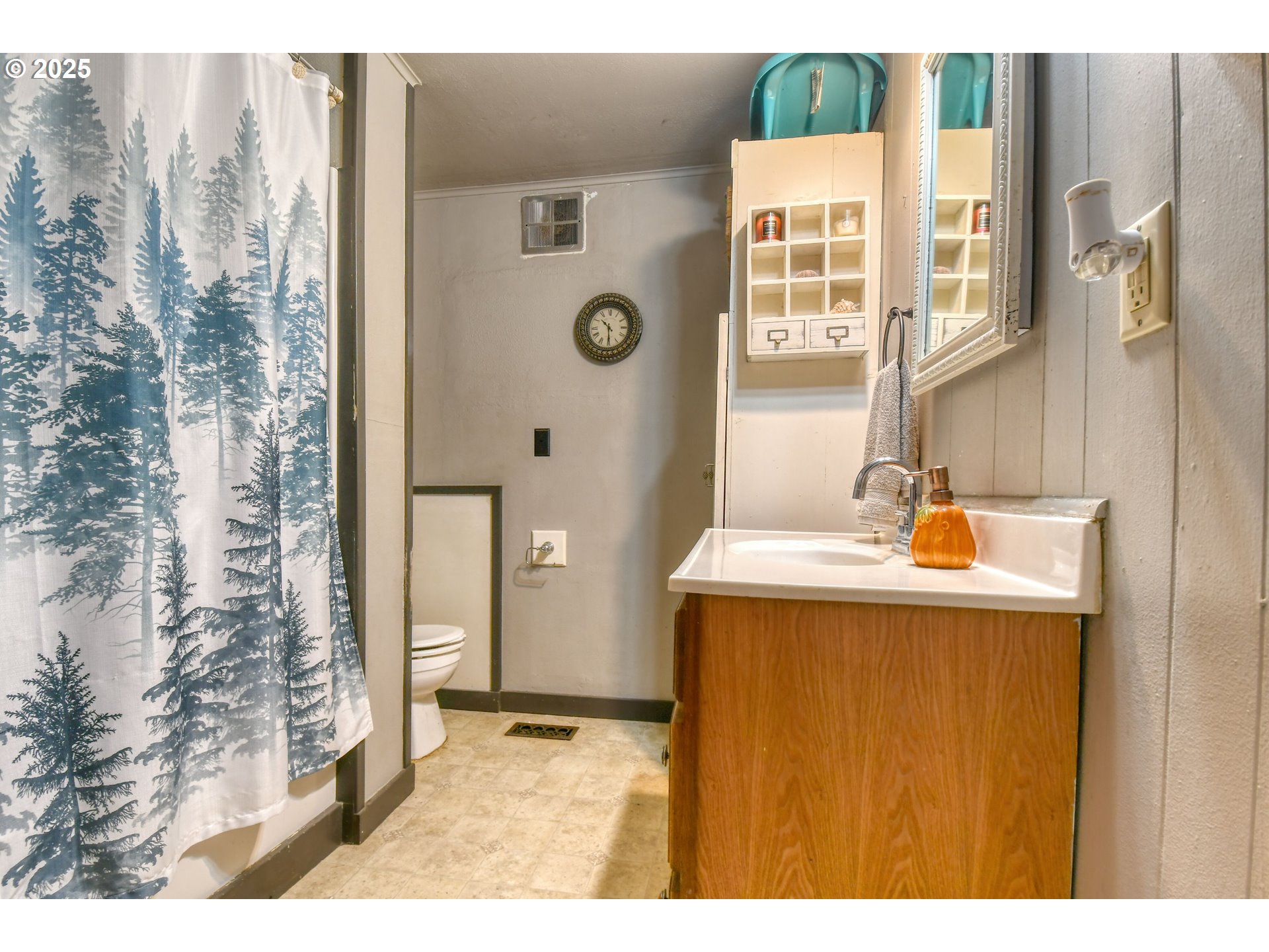 559 Southwest Cedar Street Pilot Rock, OR 97868 - Photo 28 of 42 a bathroom with a sink and mirror
