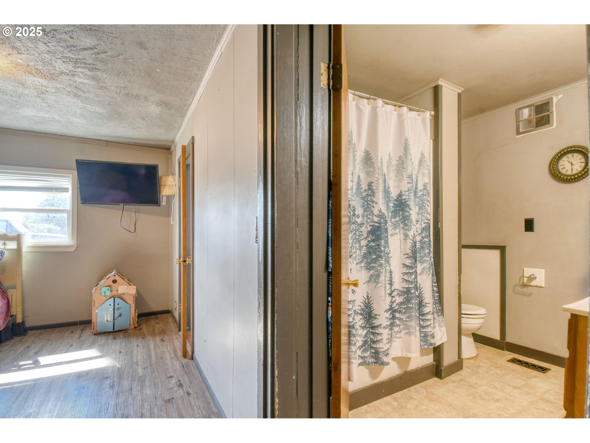 559 Southwest Cedar Street Pilot Rock, OR 97868 - Photo 30 of 42 a bathroom with a sink and a mirror