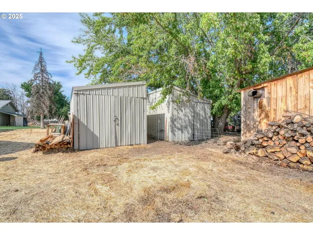 a view of a backyard of the house