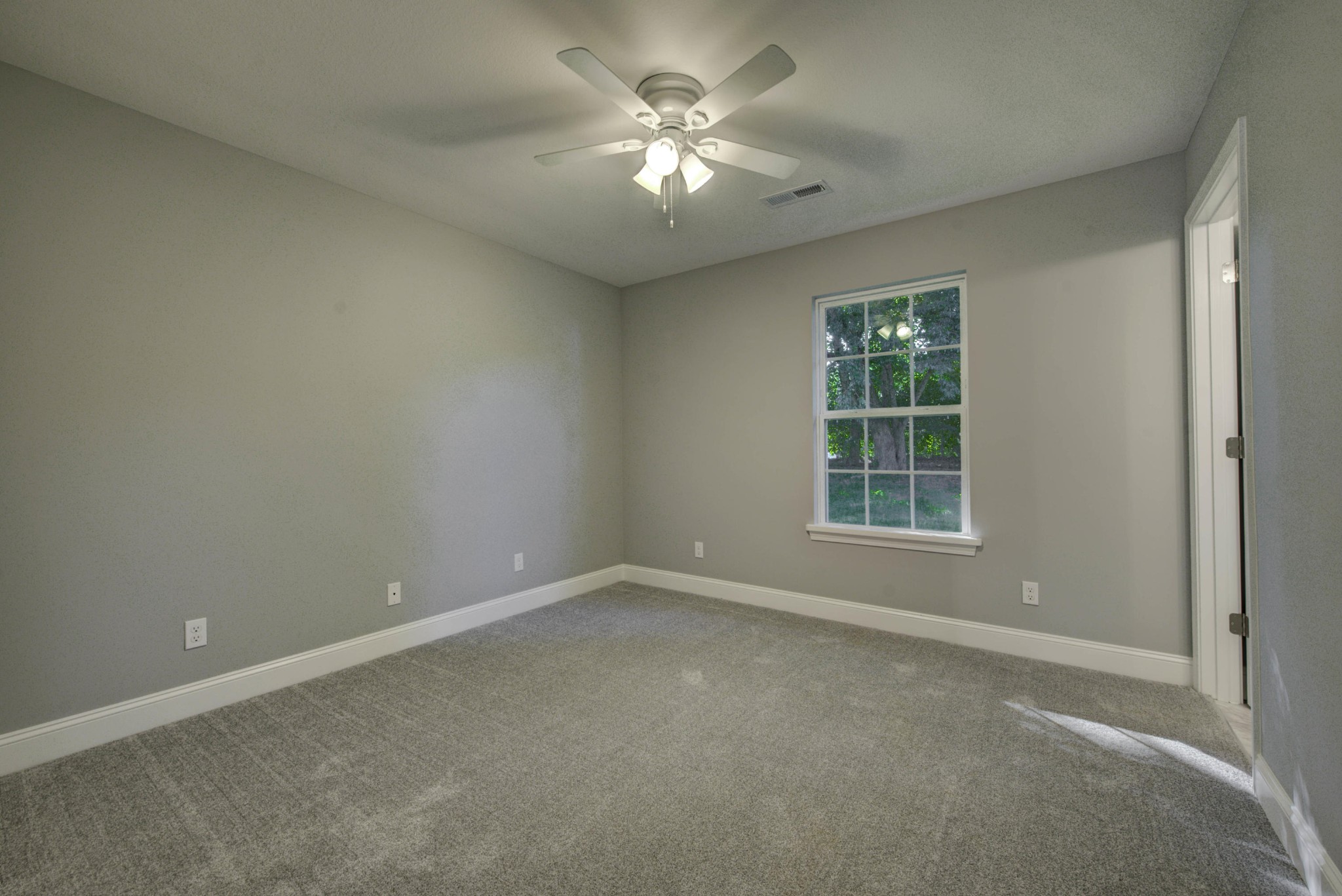 127 West Lincoln Road Oak Ridge, TN 37830 - Photo 13 of 32 an empty room with windows and fan