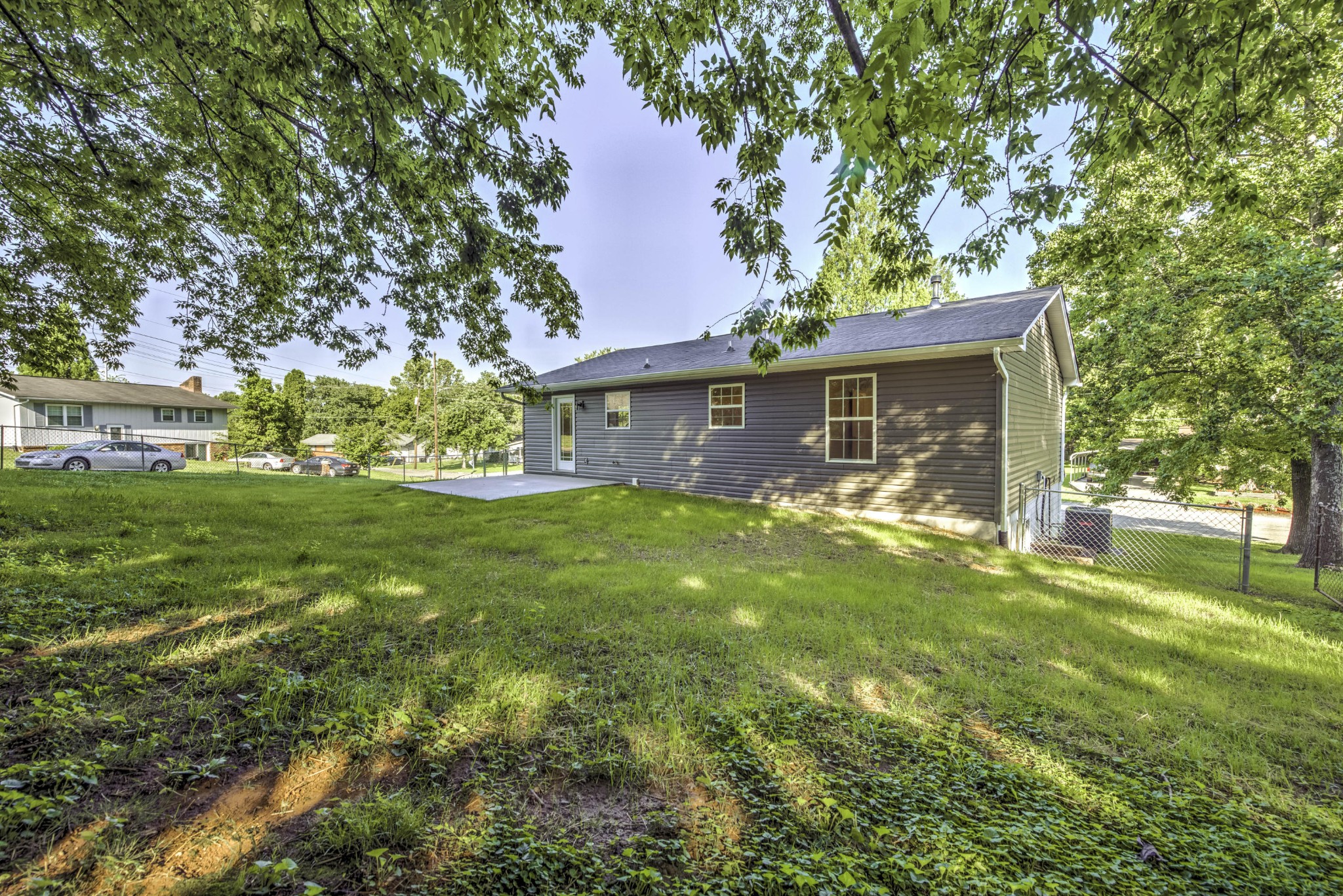 127 West Lincoln Road Oak Ridge, TN 37830 - Photo 31 of 32 a front view of a house with garden
