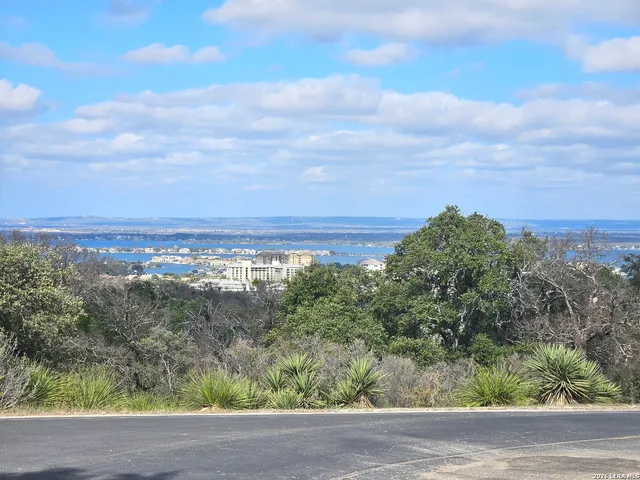 a view of a dry yard with a dry yard