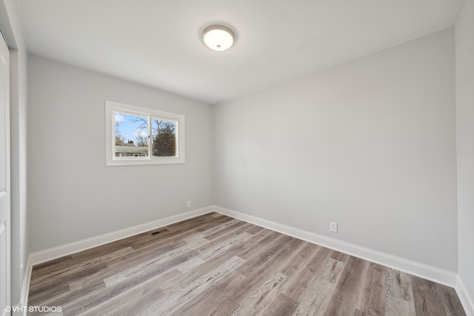 129 Springleaf Drive Bolingbrook, IL 60440 - Photo 10 of 14 an empty room with a window