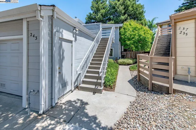 a view of a entrance of building