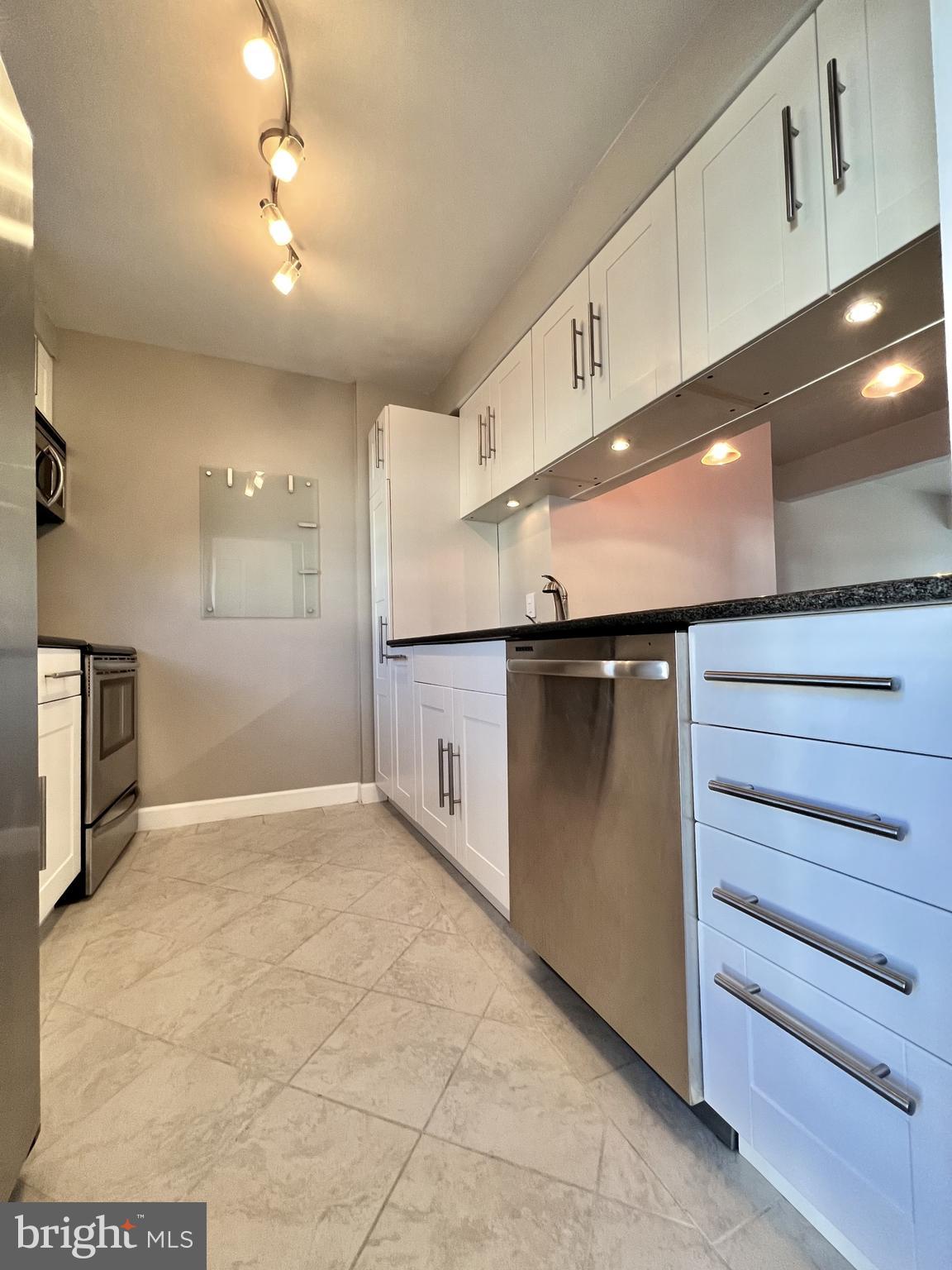14497 Golden Oak Road Centreville, VA 20121 - Photo 4 of 13 Gallery Image 4