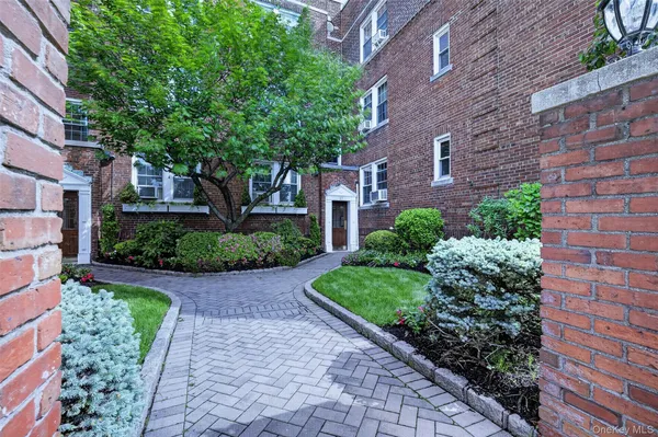 $598,000 | 17 Gaynor Avenue, Unit 1D, Manhasset, NY 11030