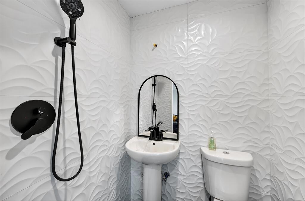 616 East Bells Boulevard Bells, TX 75414 - Photo 16 of 39 a bathroom with a toilet and a sink