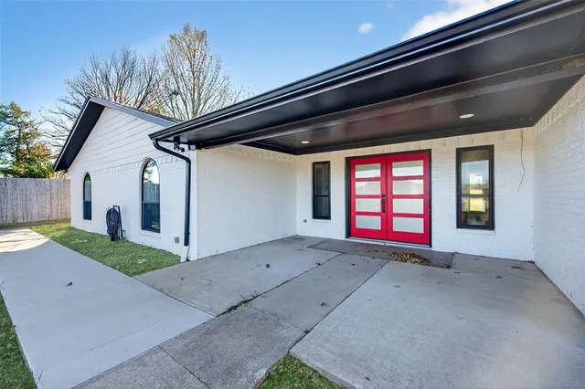 a view of back yard of the house