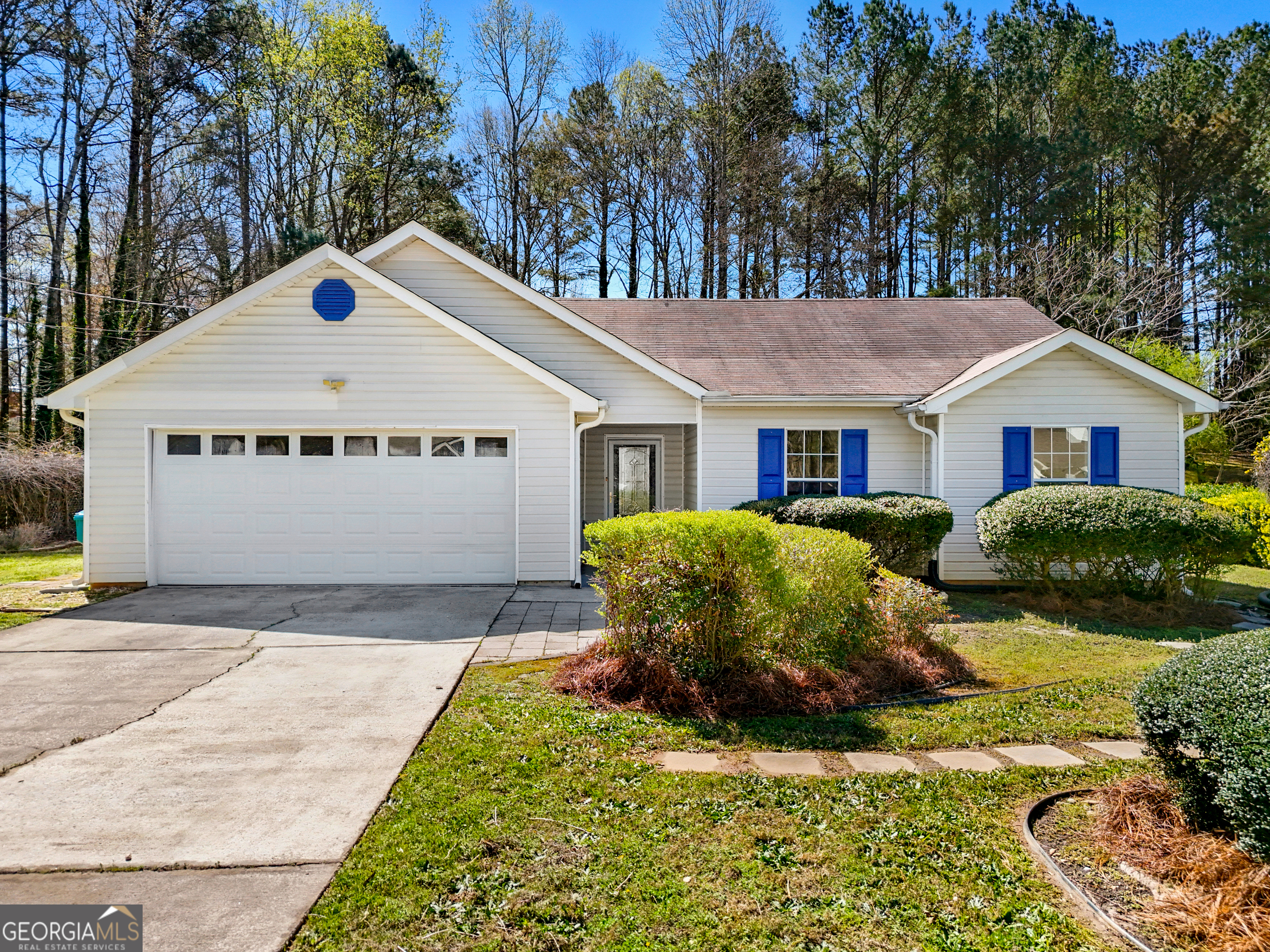 a view of house with yard and tree in front of it