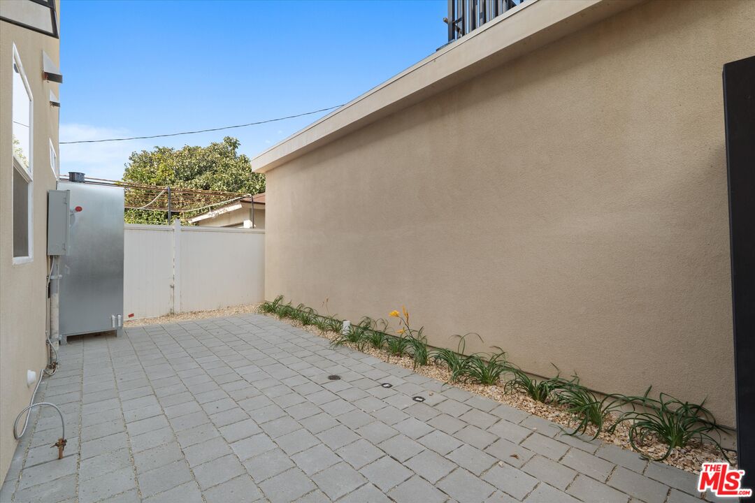 15211 1/2 Morrison Street Sherman Oaks, CA 91403 - Photo 15 of 16 a view of small space