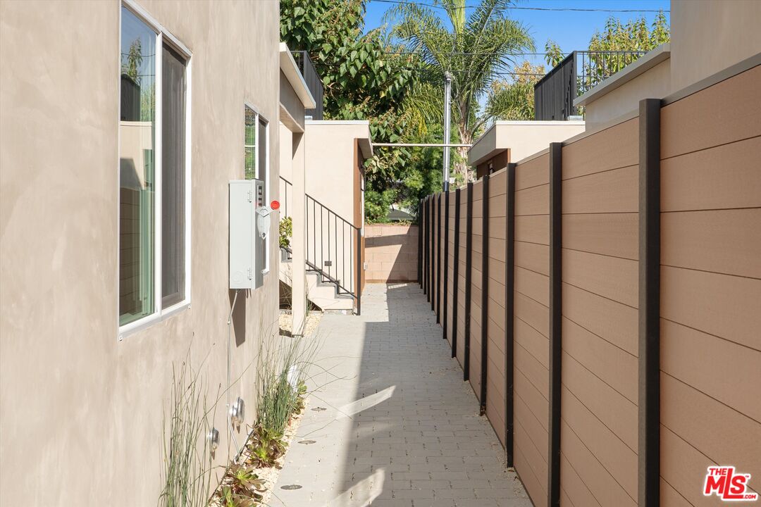 15211 1/2 Morrison Street Sherman Oaks, CA 91403 - Photo 16 of 16 a view of entryway