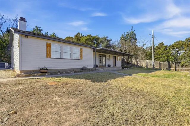 a view of a house with backyard