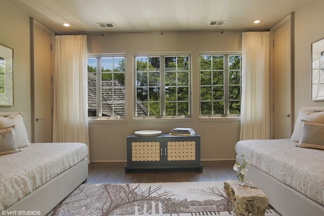 96 Woodley Road Winnetka, IL 60093 - Photo 20 of 22 a bedroom with a bed and a couch