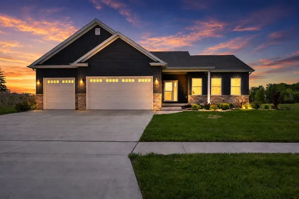 $684,900 | 14 Viola Drive, Le Claire, IA 52753