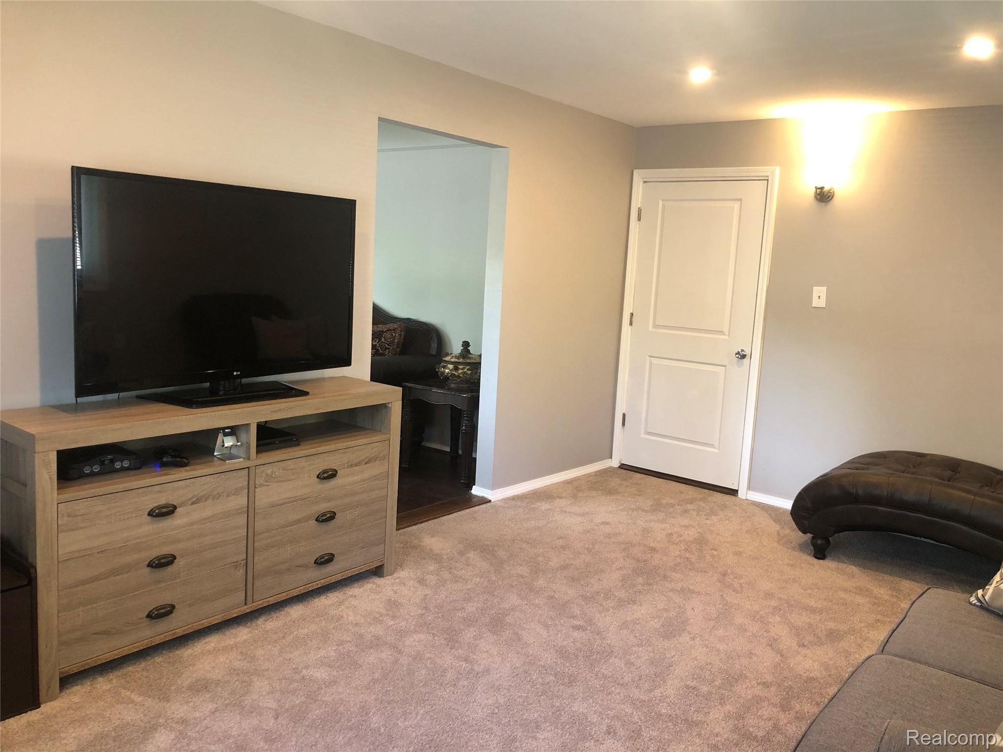 6474 Greer Road West Bloomfield, MI 48324 - Photo 15 of 29 6474 Greer FR 2.jpg