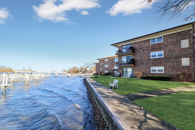 $1,750 | 22 North Pistakee Lake Road, Unit 2A, Fox Lake, IL 60020