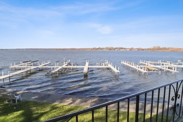 $1,750 | 22 North Pistakee Lake Road, Unit 2A, Fox Lake, IL 60020