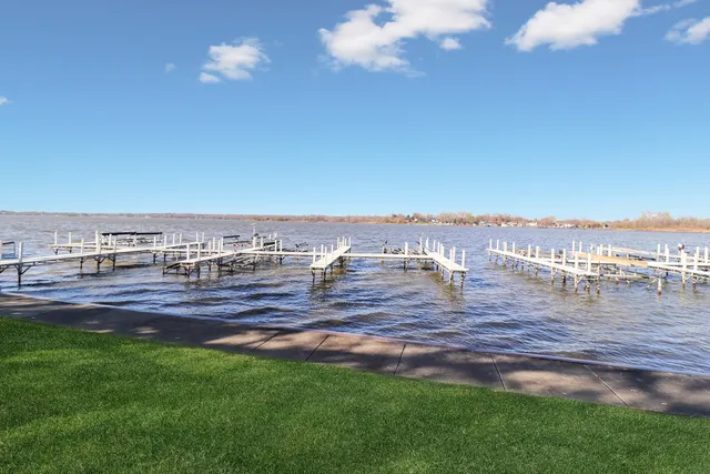 $1,750 | 22 North Pistakee Lake Road, Unit 2A, Fox Lake, IL 60020