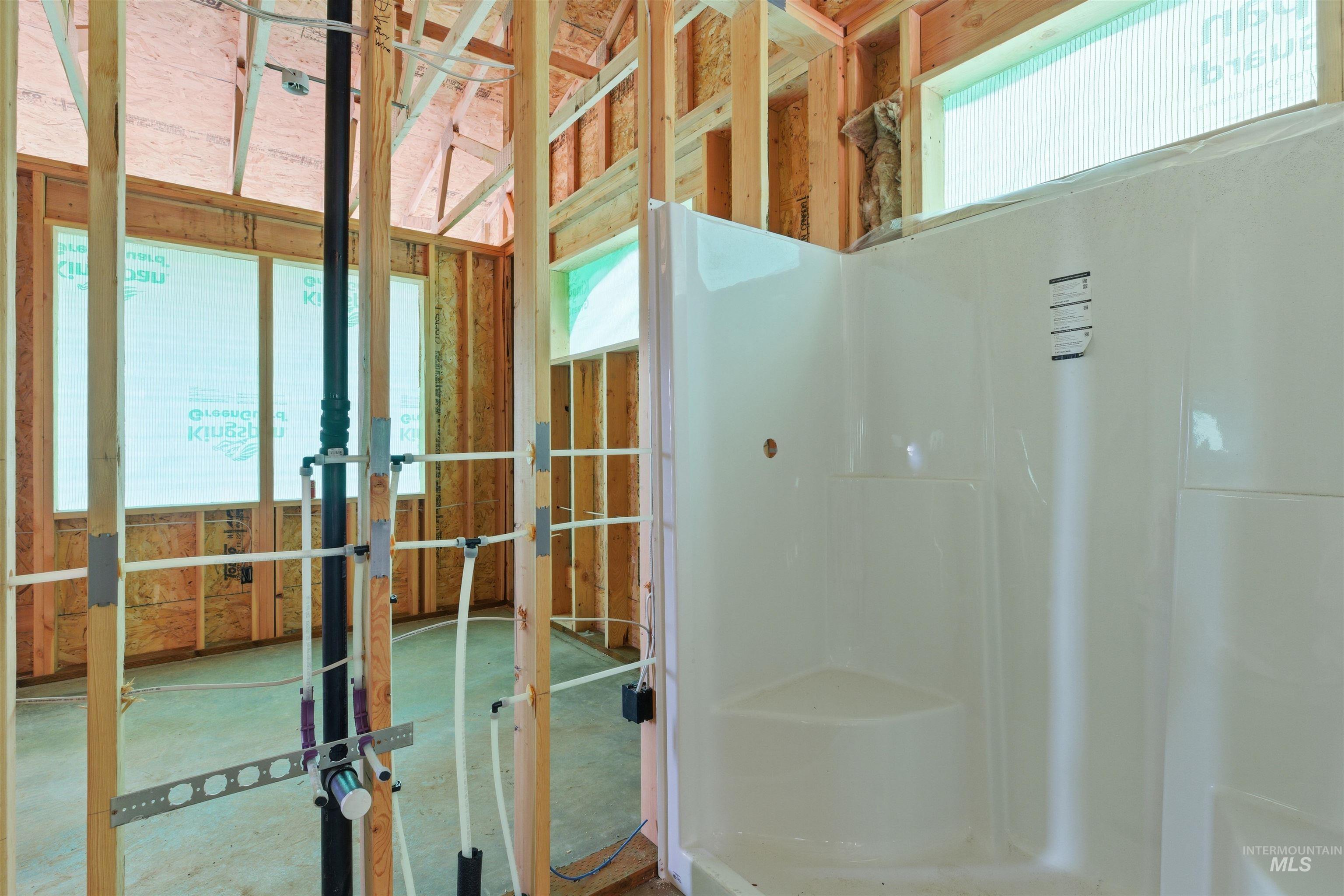 1007 Edington Avenue Moscow, ID 83843 - Photo 8 of 21 Full bathroom with a walk in shower