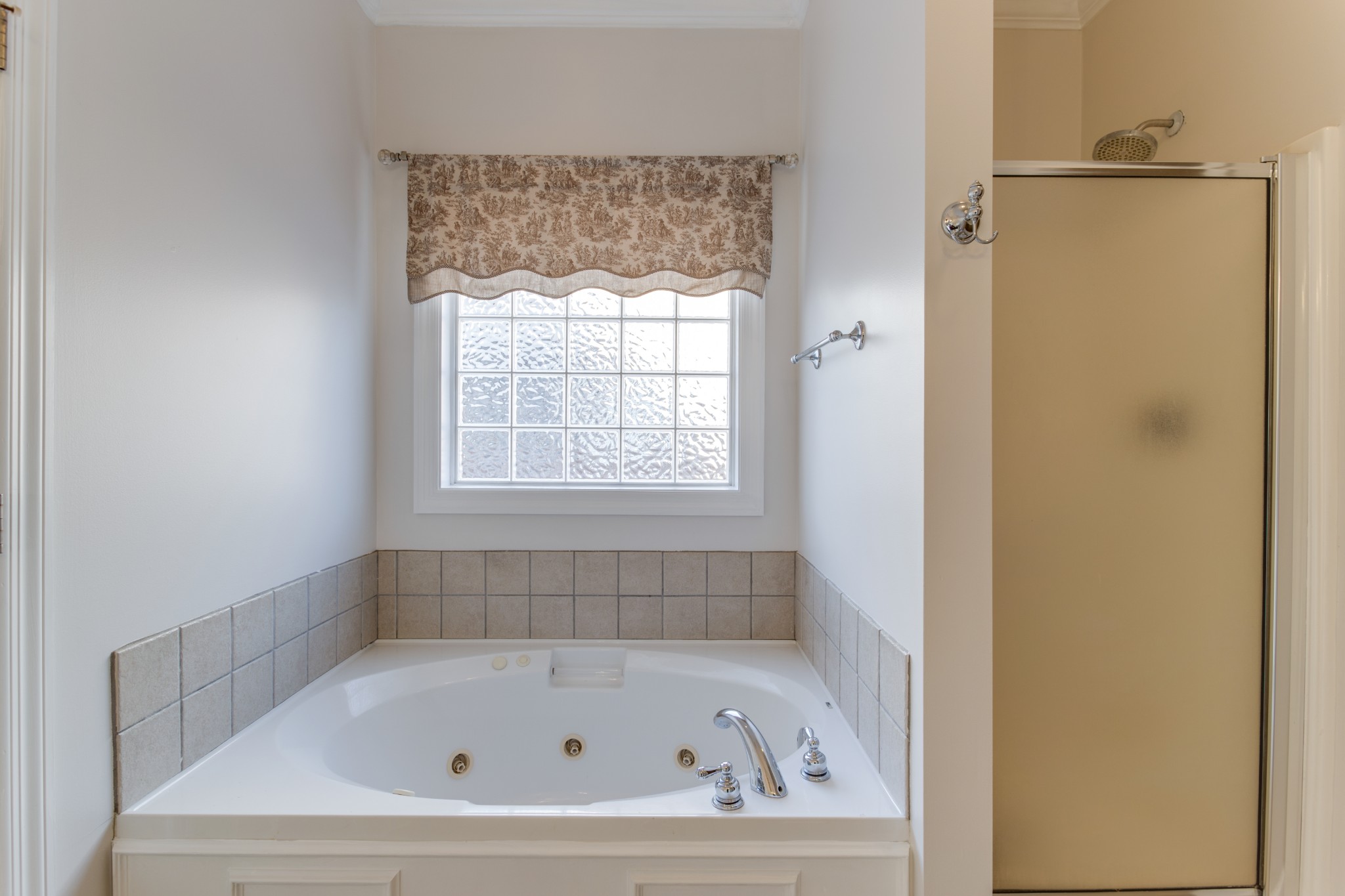 433 Bethany Circle Murfreesboro, TN 37128 - Photo 15 of 23 a bathroom with a bathtub