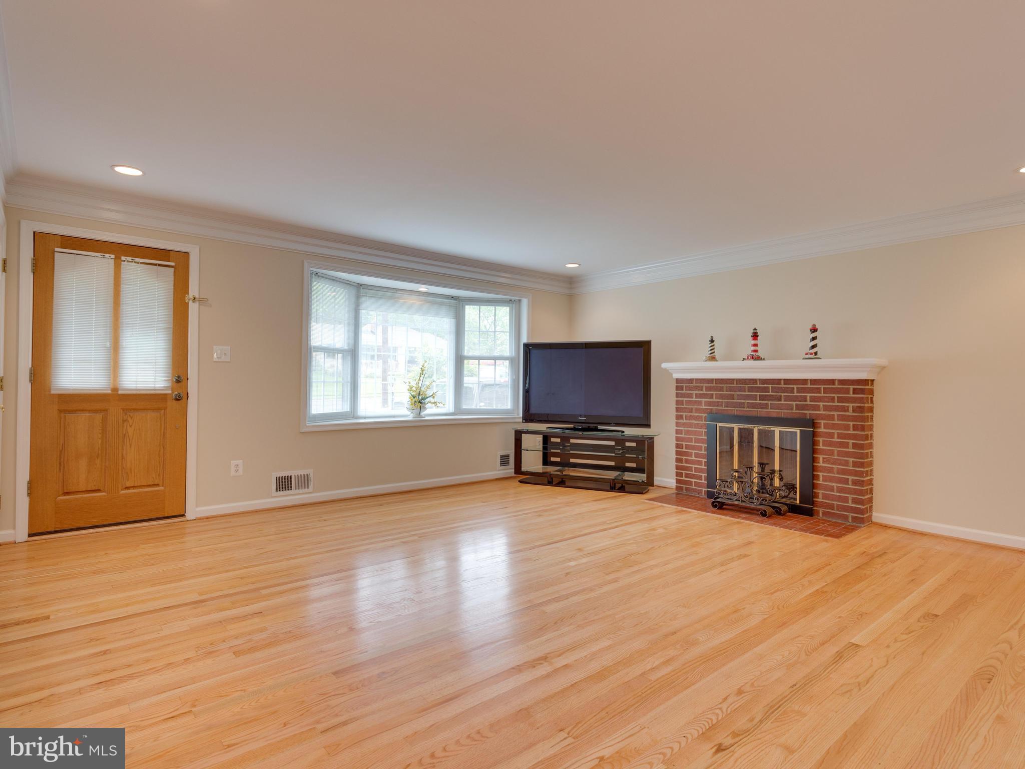 5220 Inverchapel Road Springfield, VA 22151 - Photo 2 of 30 Living Room