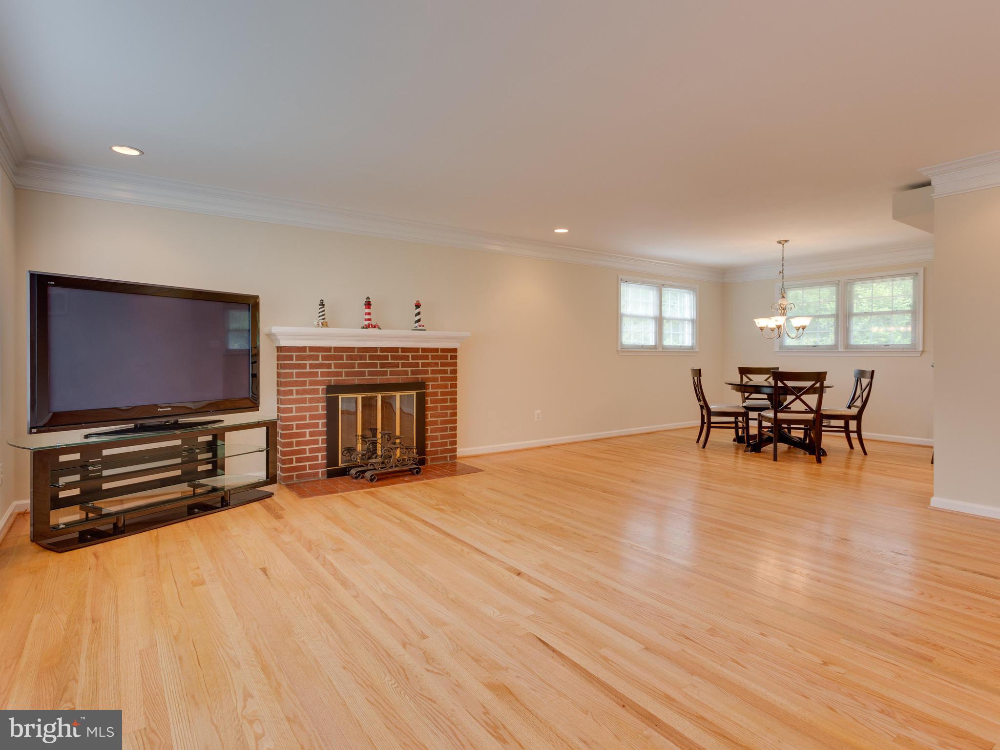 5220 Inverchapel Road Springfield, VA 22151 - Photo 3 of 30 Living Room