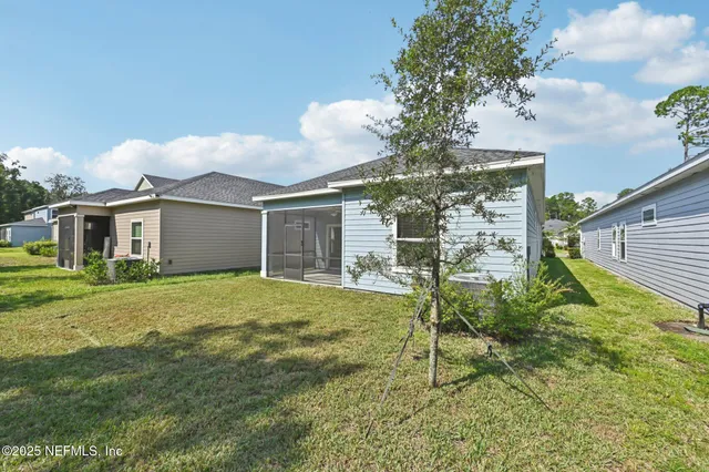 a view of a house with backyard