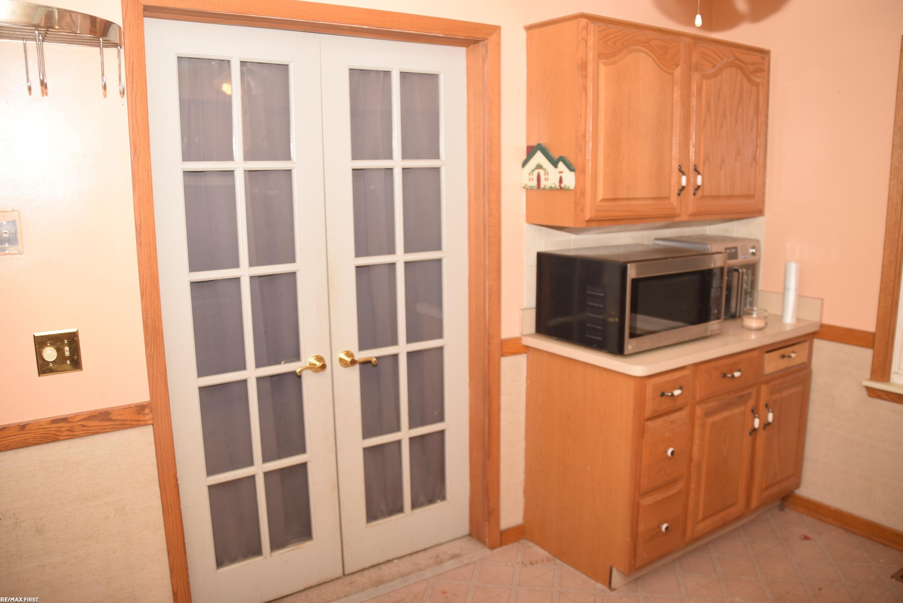 826 East 11 Mile Road Madison Heights, MI 48071 - Photo 10 of 29 50141860-d3b72cee-c25d-46c7-92f2-033773aa07db.JPG