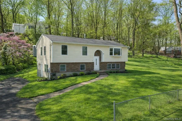 a view of a house with backyard and garden