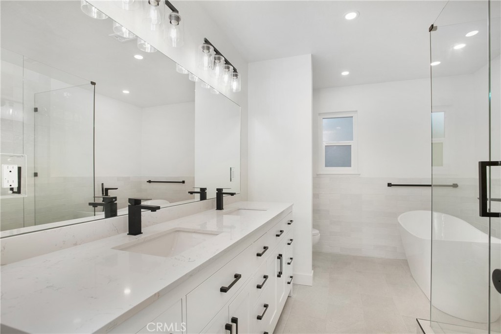 6265 Majorca Circle Long Beach, CA 90803 - Photo 17 of 38 a bathroom with double vanity and a bathtub