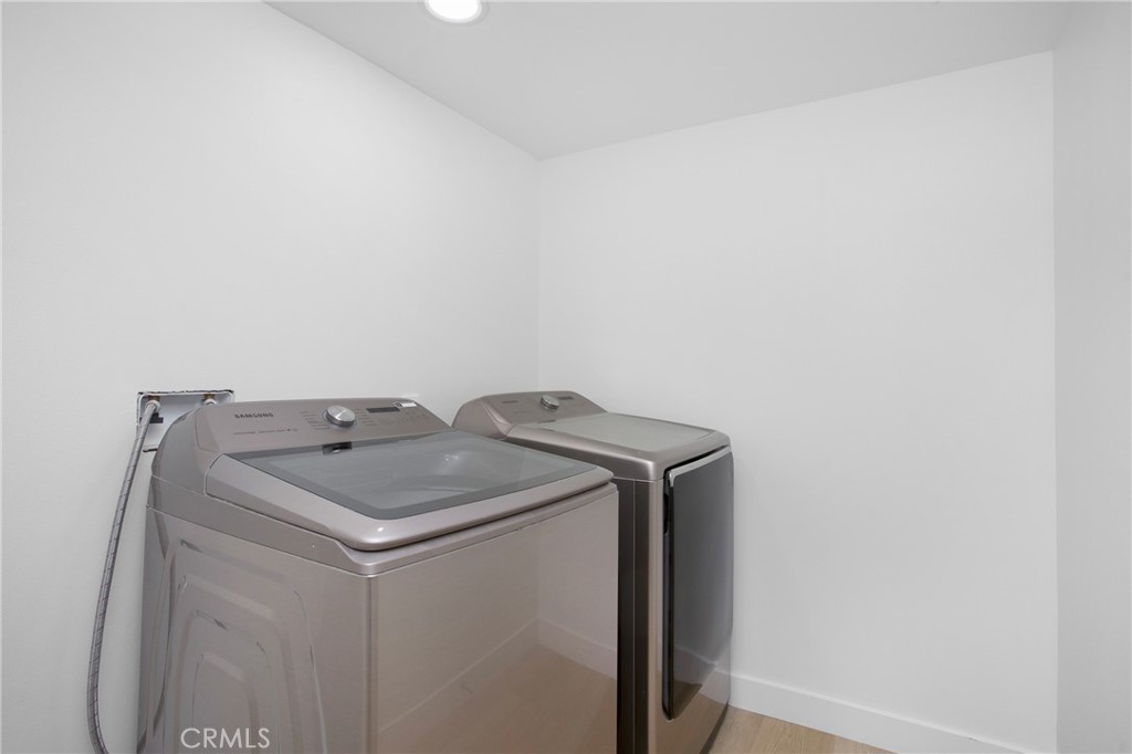 6265 Majorca Circle Long Beach, CA 90803 - Photo 26 of 38 a utility room with dryer and washer