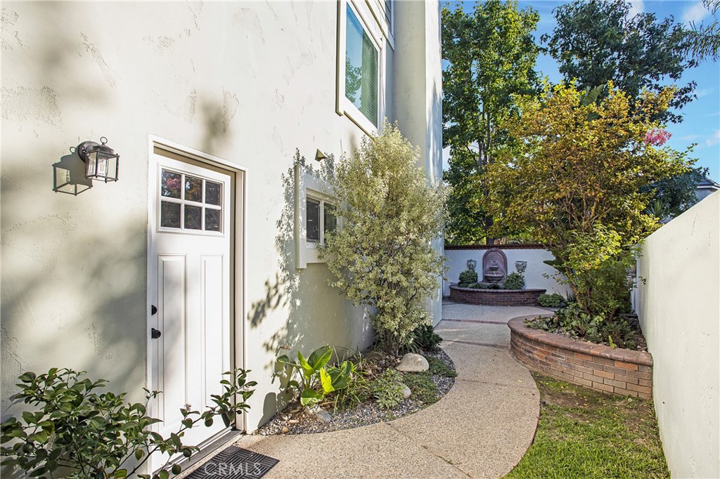 6265 Majorca Circle Long Beach, CA 90803 - Photo 28 of 38 view of a house with sitting area