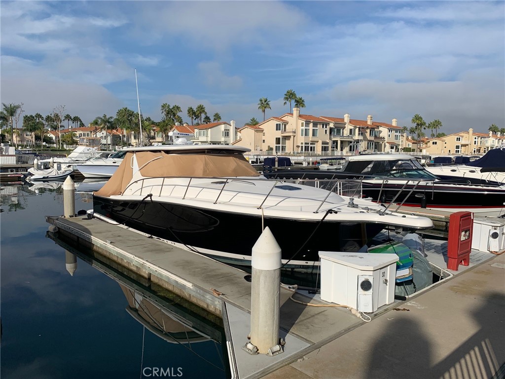 6265 Majorca Circle Long Beach, CA 90803 - Photo 33 of 38 a view of a terrace with chairs