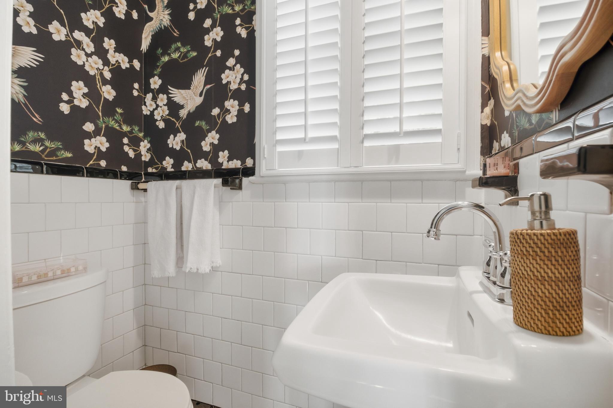6032 Grove Drive Alexandria, VA 22307 - Photo 13 of 40 a bathroom with a sink a toilet and a bathtub