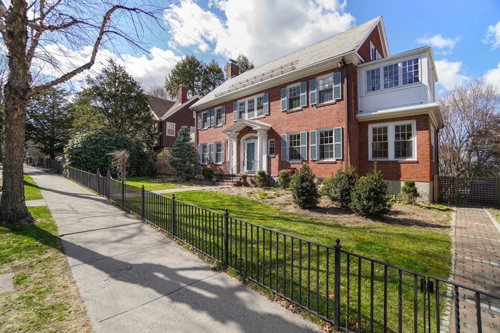 305 Buckminster Road Brookline, MA 02445 - Photo 3 of 41