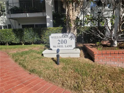 a white bench sitting in the middle of a yard